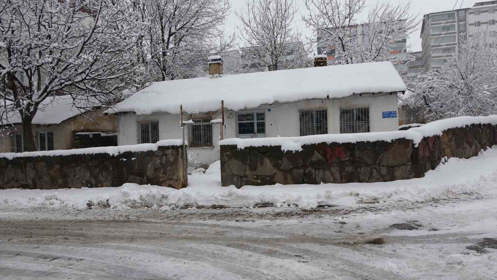 Bitlis’te 107 köy yolu ulaşıma açıldı
