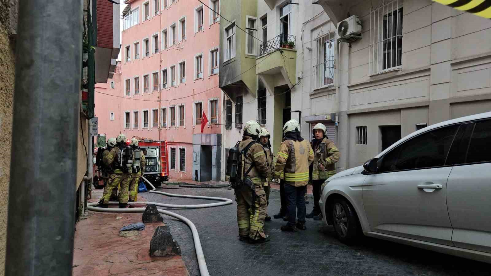 Beyoğlu’nda korkutan yangın: Kalbi duran kediyi itfaiye hayata döndürdü
