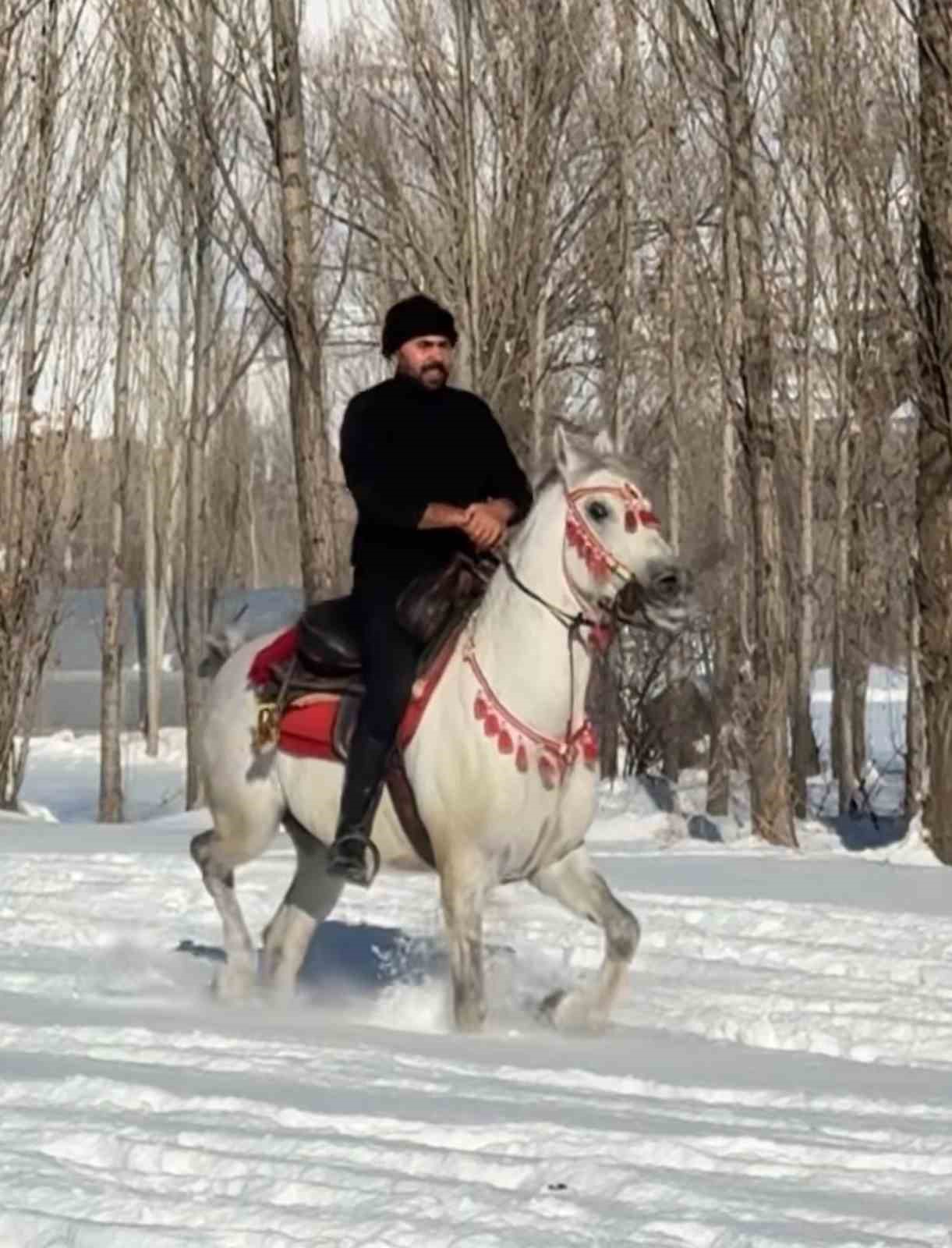 İsmiyle seslenilen at karlı kaplı arazide koşturarak sahibinin yanına geliyor
