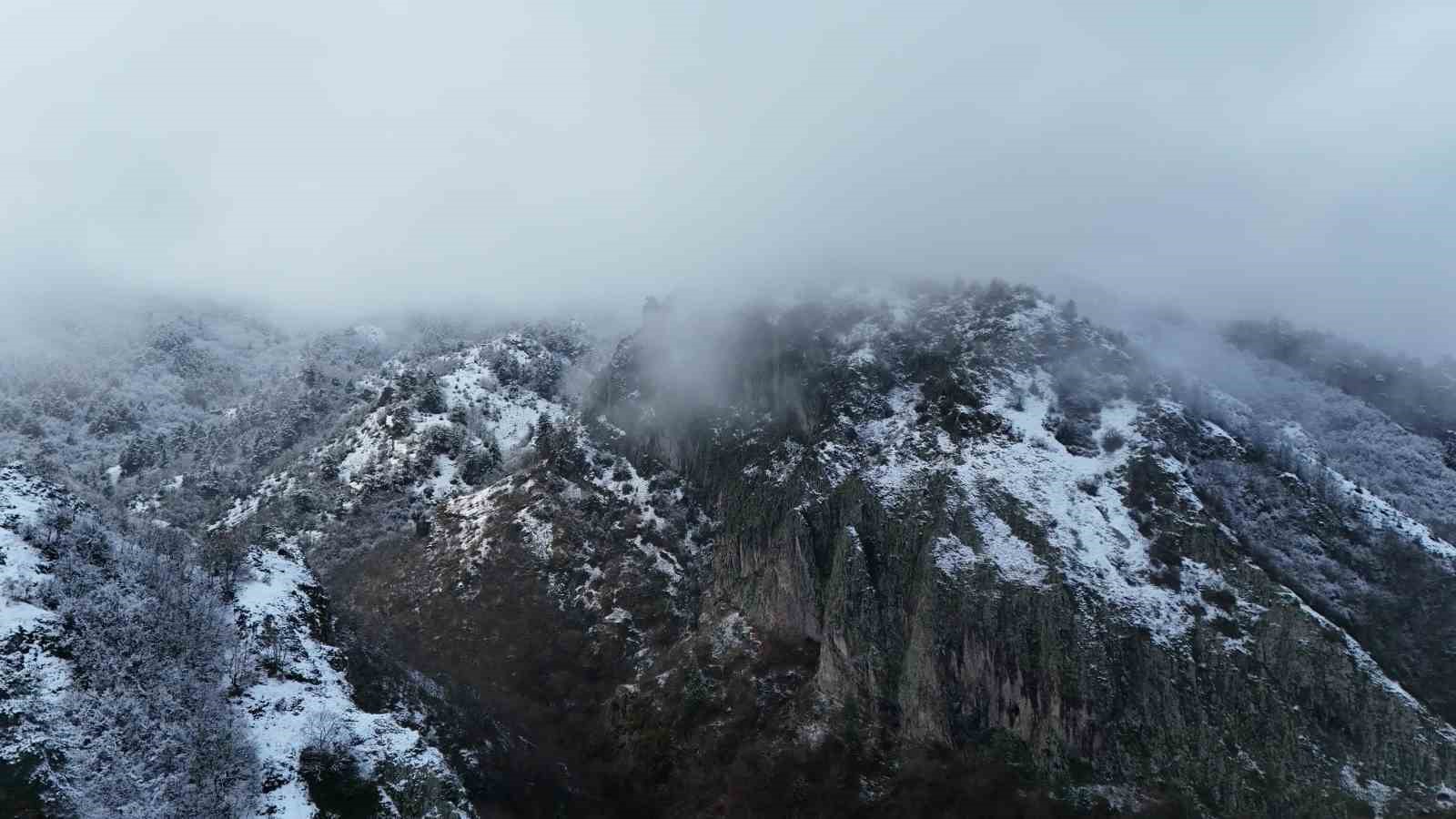 Ilgaz Dağı’nın eteklerinde buluşan kar ve sis mest etti
