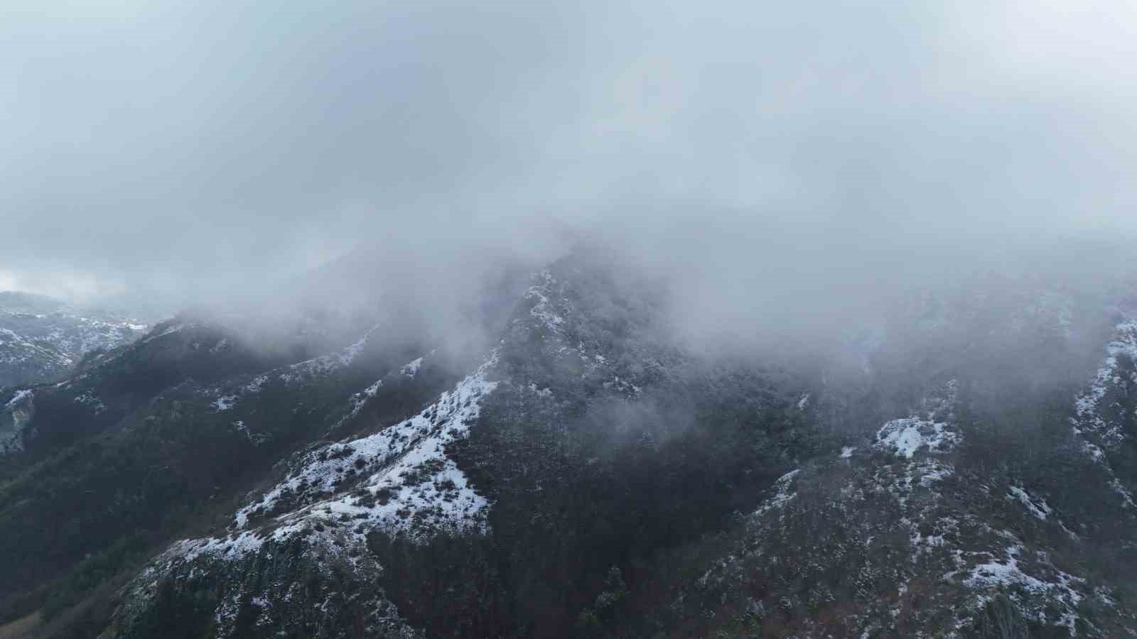 Ilgaz Dağı’nın eteklerinde buluşan kar ve sis mest etti
