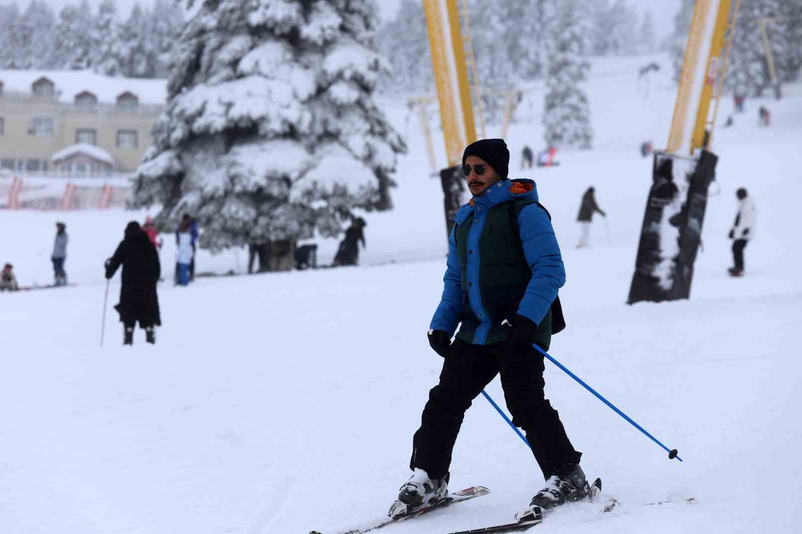 Yılbaşı öncesi Uludağ’da pistler doldu taştı
