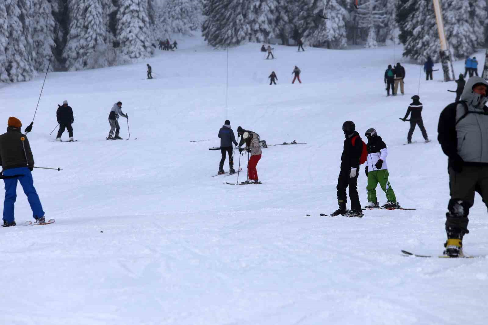 Yılbaşı öncesi Uludağ’da pistler doldu taştı
