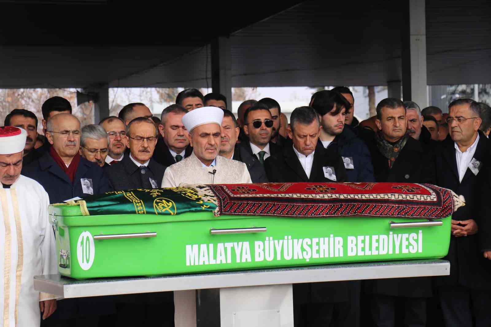 CHP Genel Başkanı Özel, Malatya’da cenaze törenine katıldı
