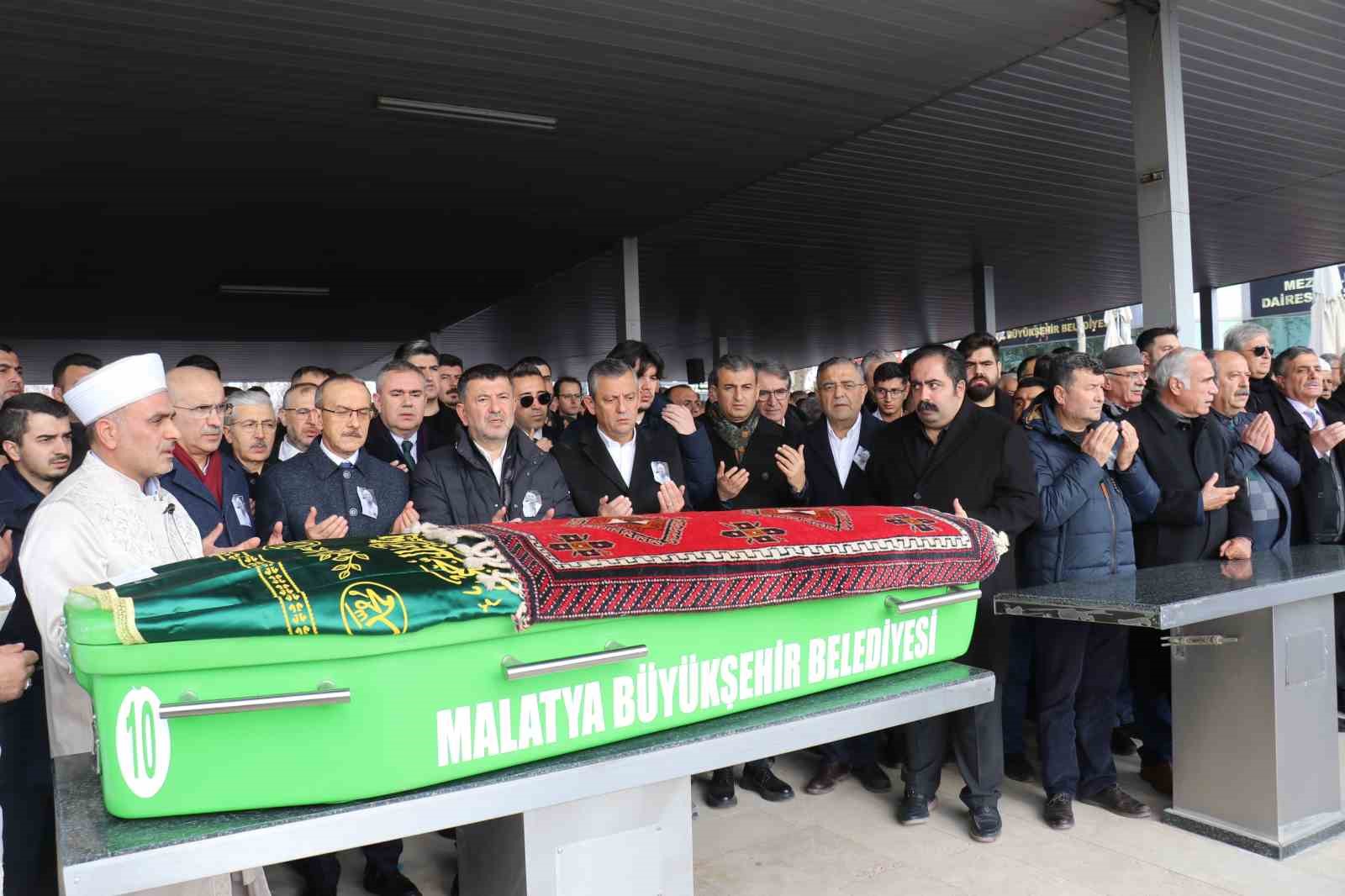 CHP Genel Başkanı Özel, Malatya’da cenaze törenine katıldı
