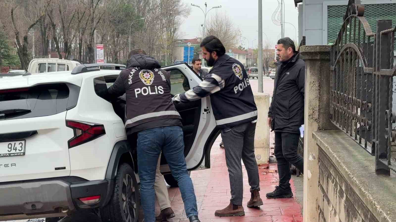 Sakarya’da dehşet: 3 ay önce evlendiği eşini defalarca bıçaklayarak ağır yaraladı
