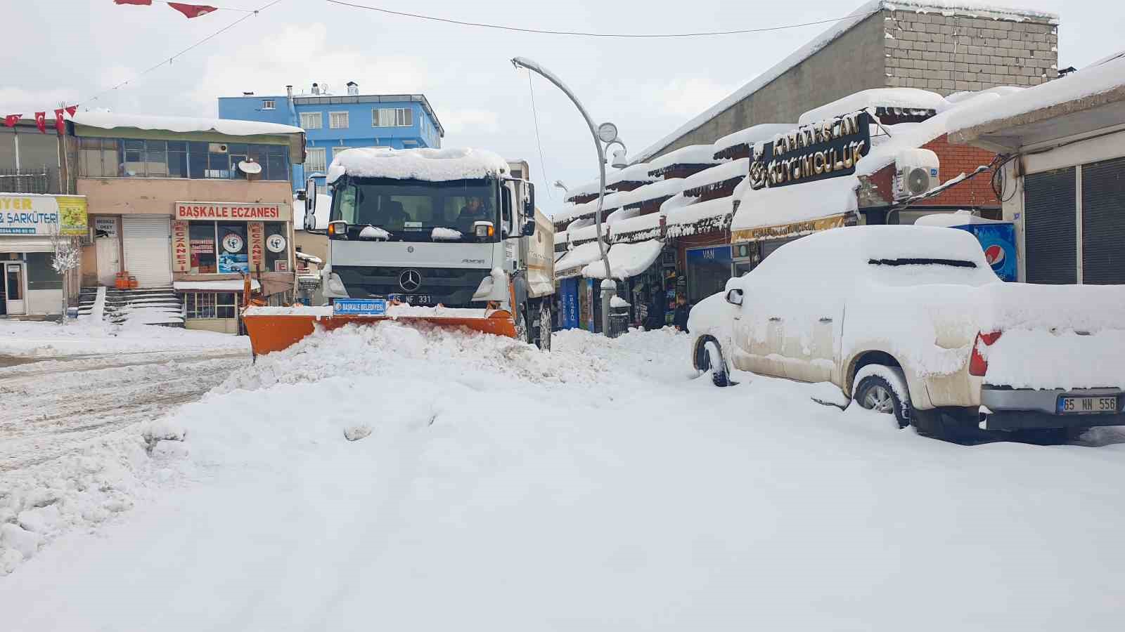 Başkale’de kar yığınları kamyonlarla ilçe dışına taşınıyor
