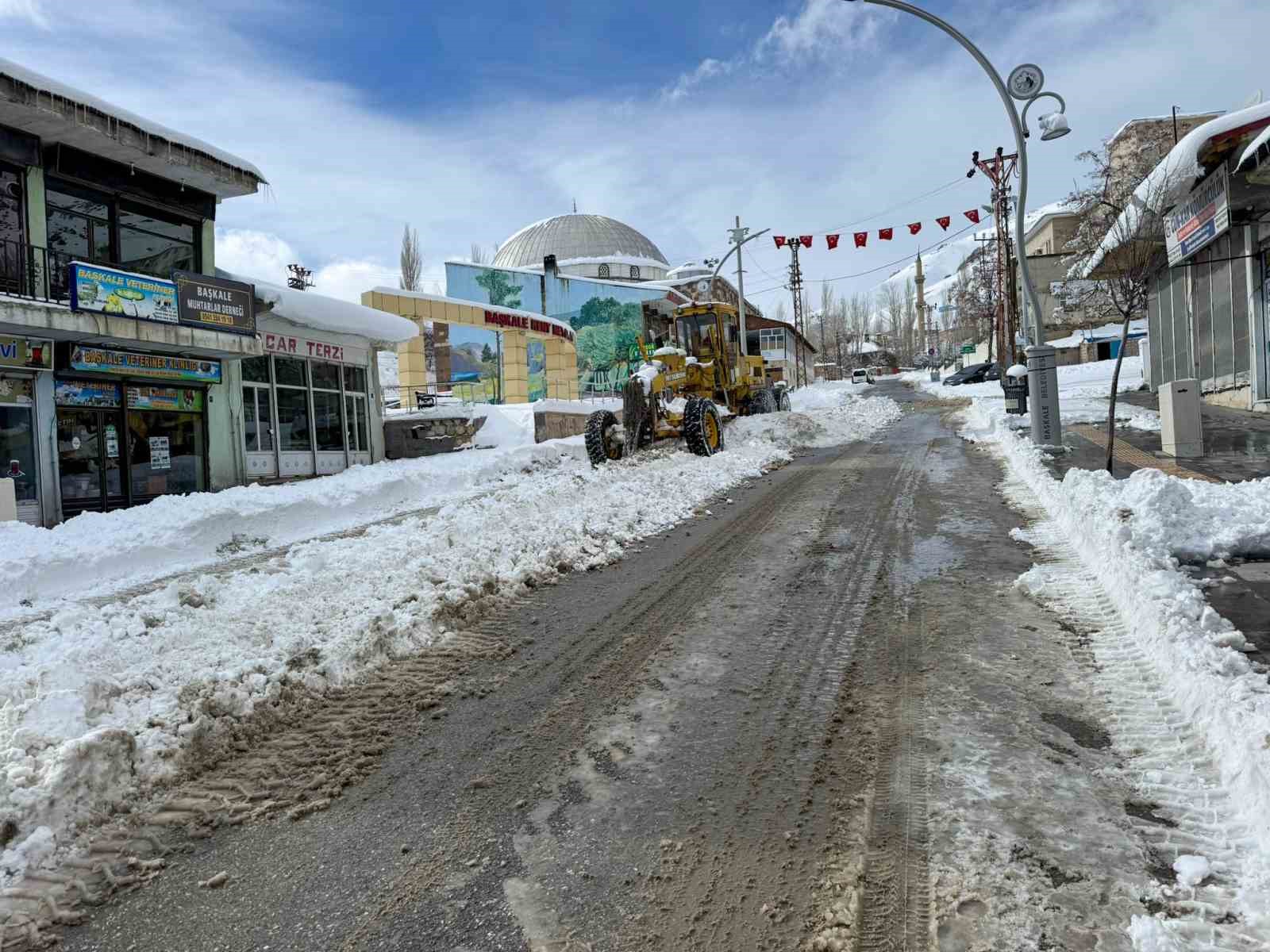 Başkale’de kar yığınları kamyonlarla ilçe dışına taşınıyor
