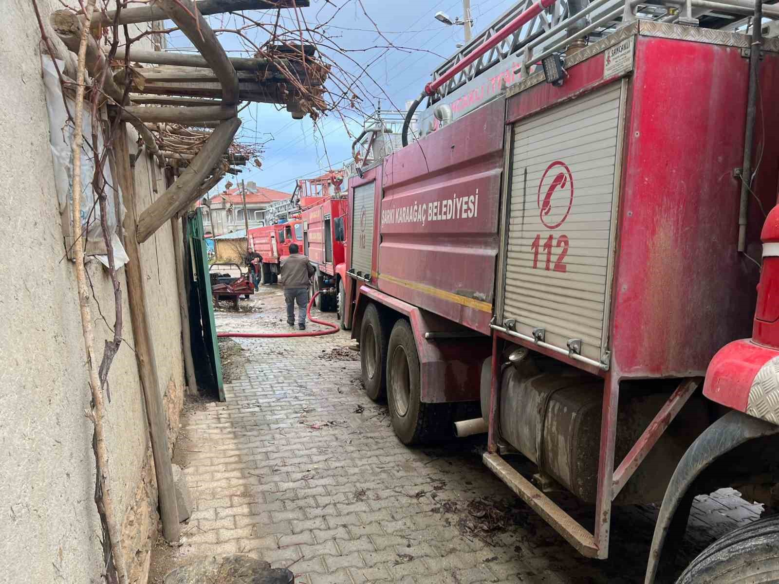 Yangında tarım aletleri ve ev kullanılamaz hale geldi
