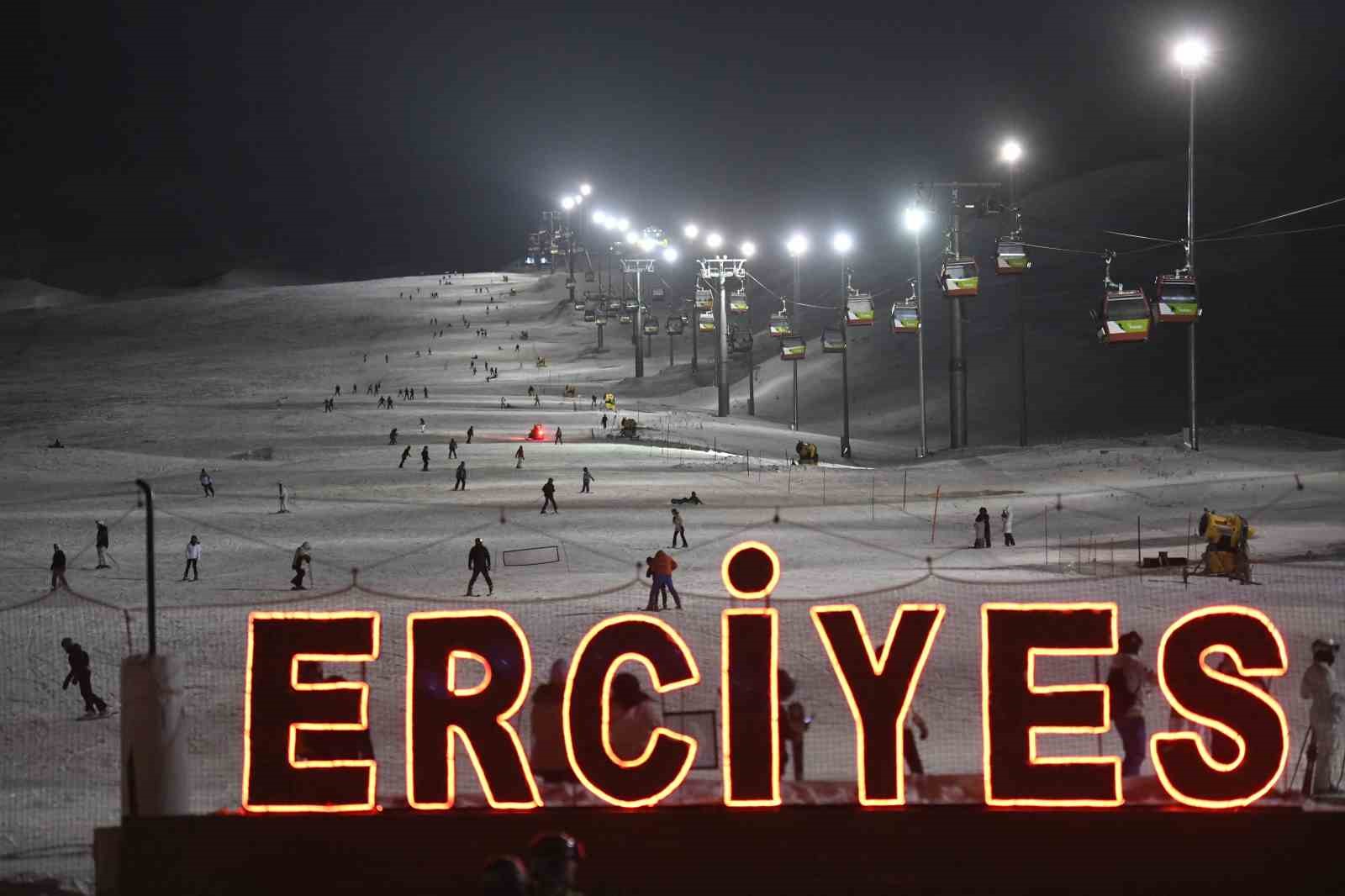 Erciyes’te gece kayağı başladı
