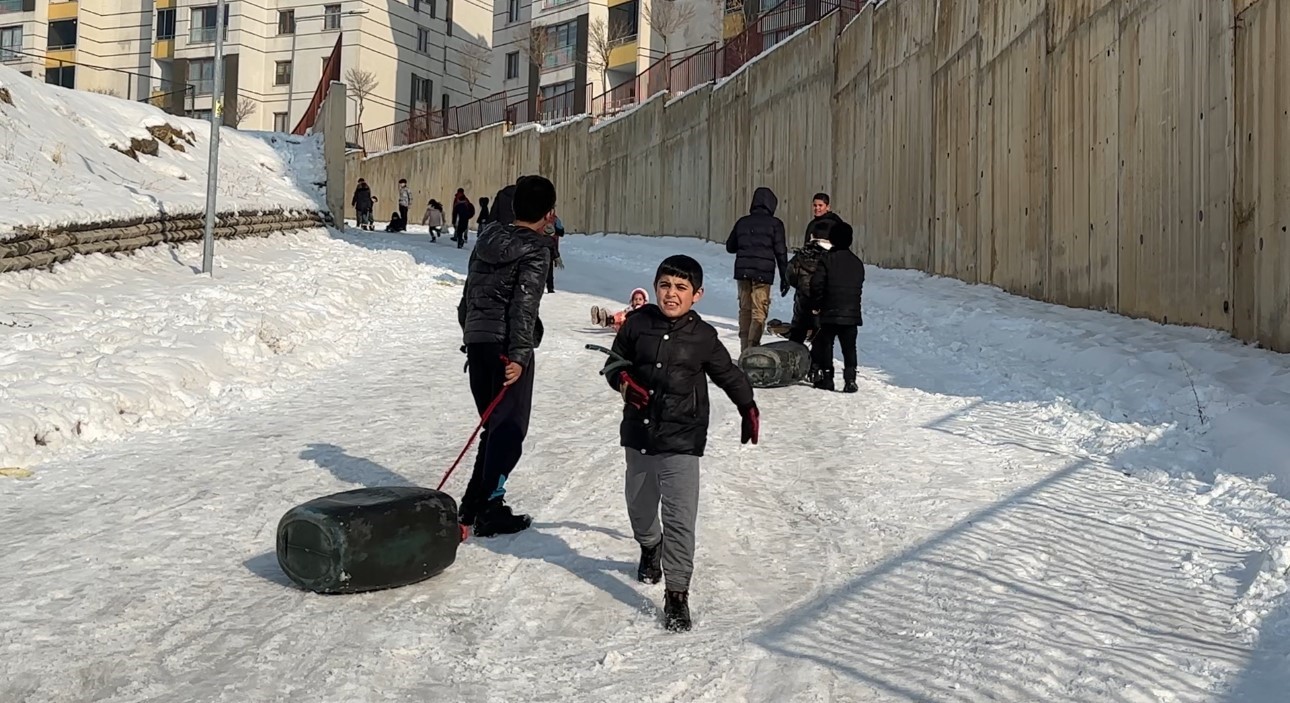 Yüksekova’da çocukların kayak keyfi
