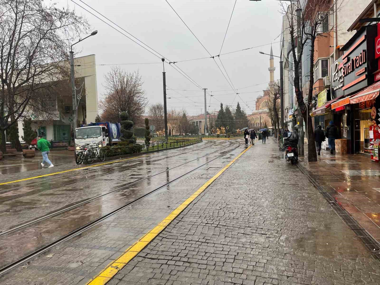 Eskişehir’de yağmur kent merkezinde yoğunluğu azalttı
