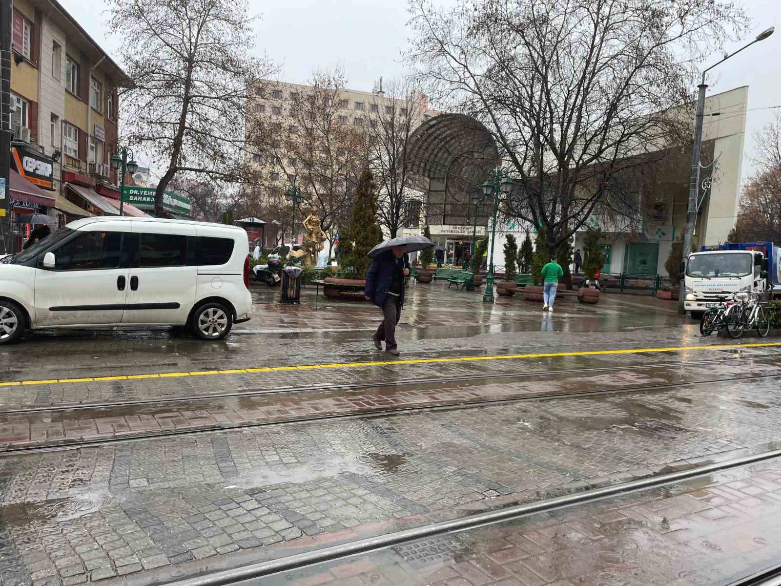 Eskişehir’de yağmur kent merkezinde yoğunluğu azalttı
