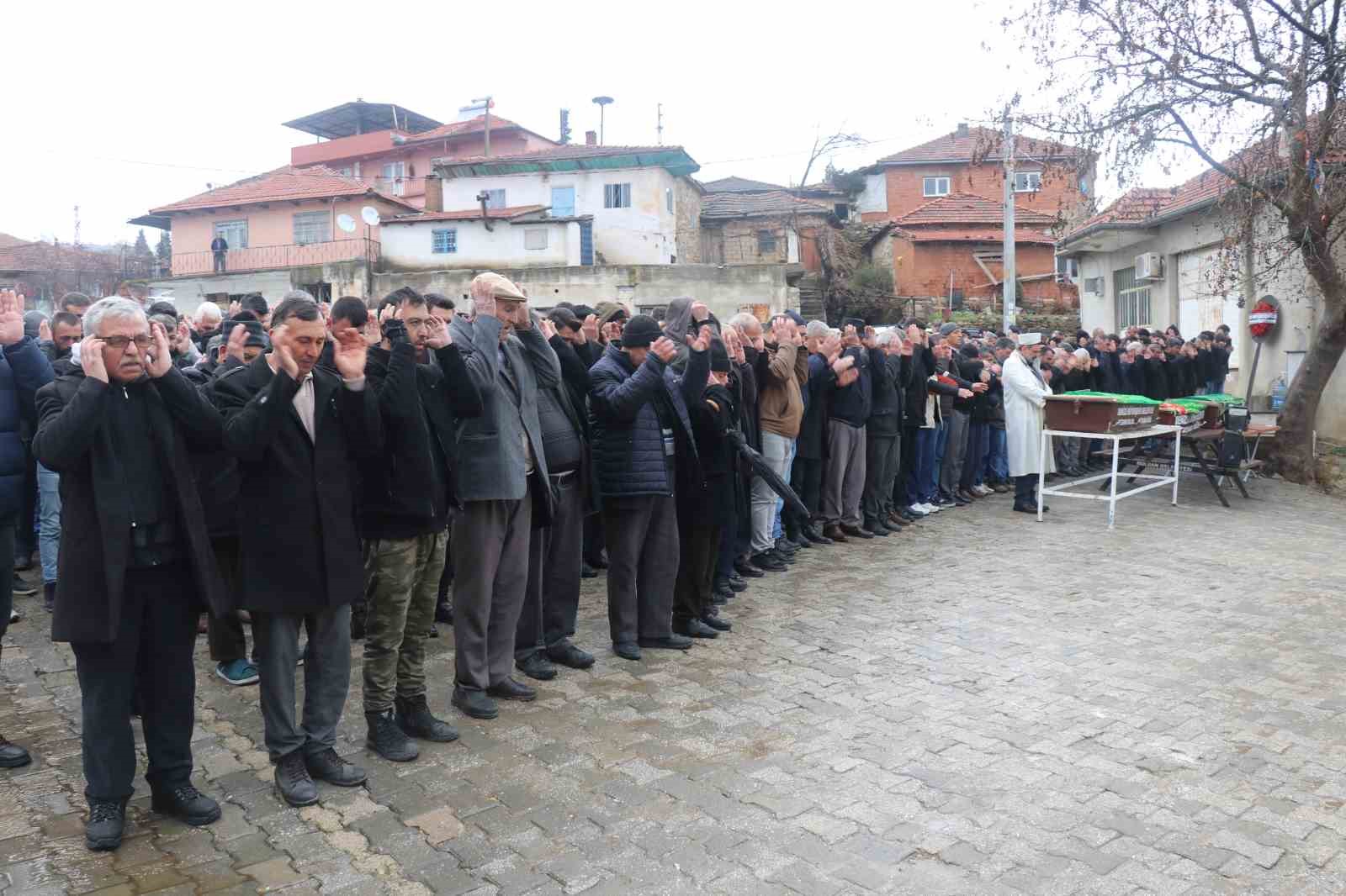 Kazada hayatını kaybeden aile son yolculuklarına yan yana uğurlandı
