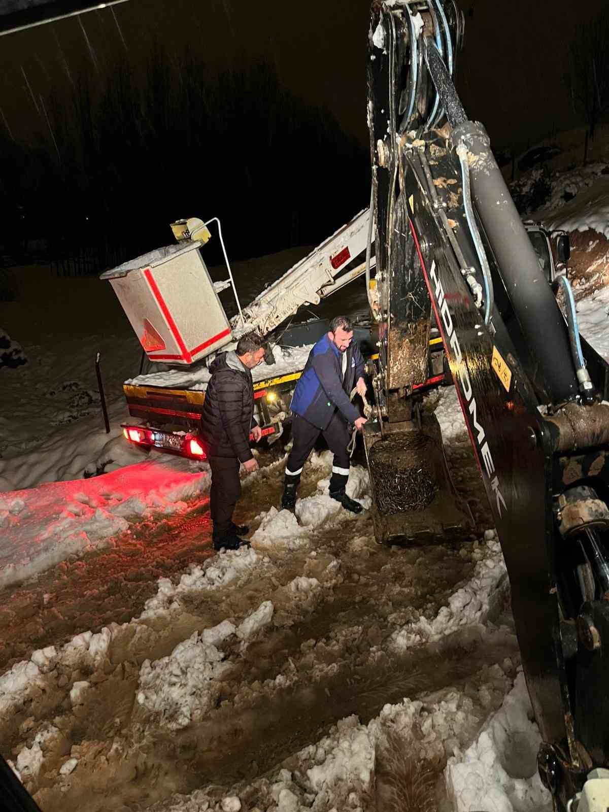 Muş’ta sağlık ve VEDAŞ ekipleri kurtarıldı
