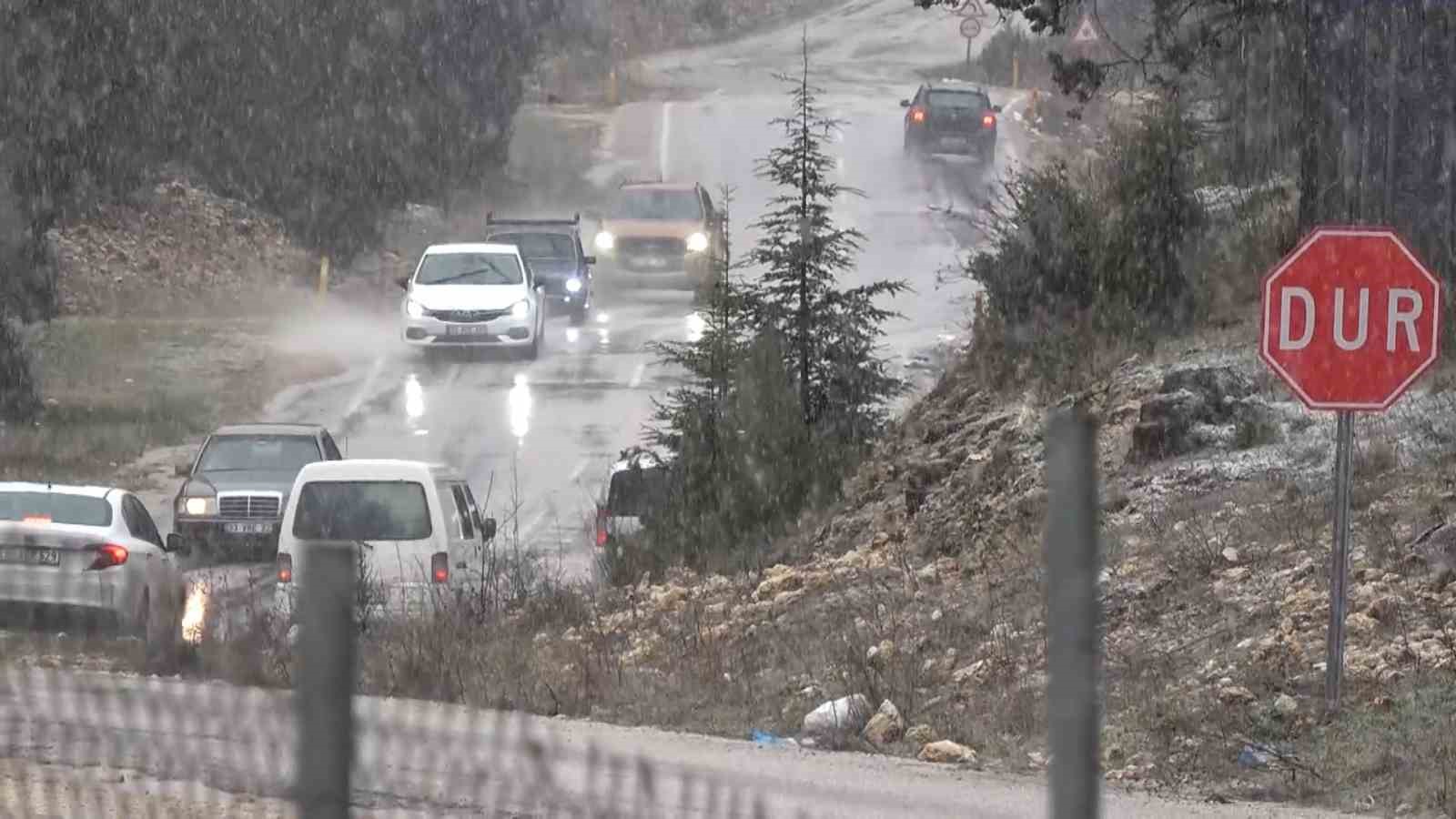 Mersin’de kar yağışı izleyenlere görsel şölen yaşattı
