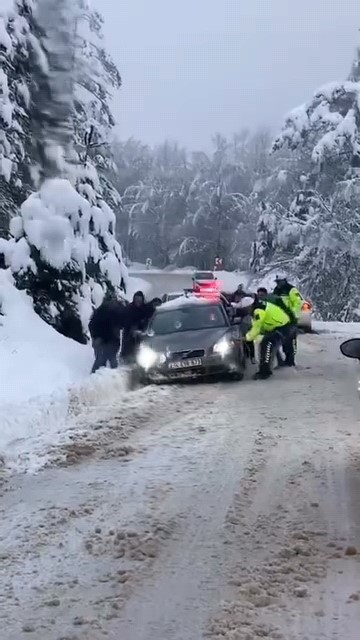 Bursa’da karlı yolda vatandaşlar mahsur kaldı
