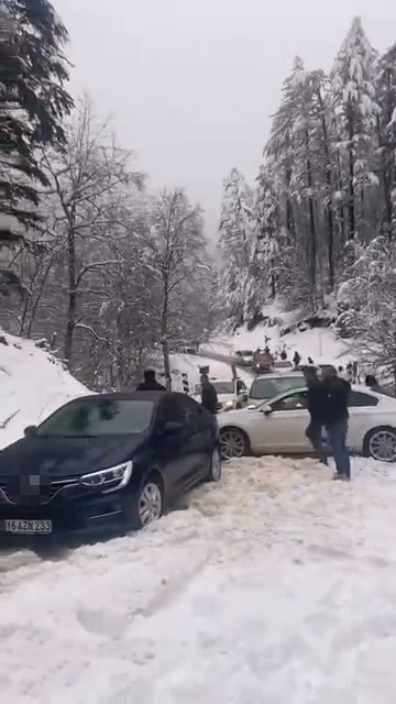 Bursa’da karlı yolda vatandaşlar mahsur kaldı
