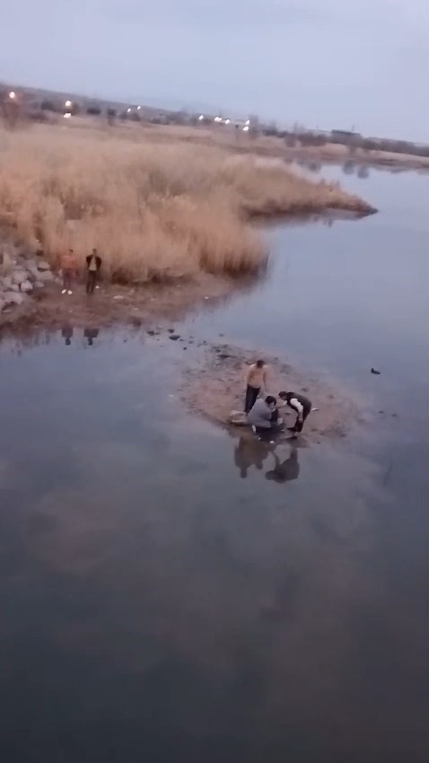 Kızılırmak Nehri’ne düşen kadını gençler kurtardı
