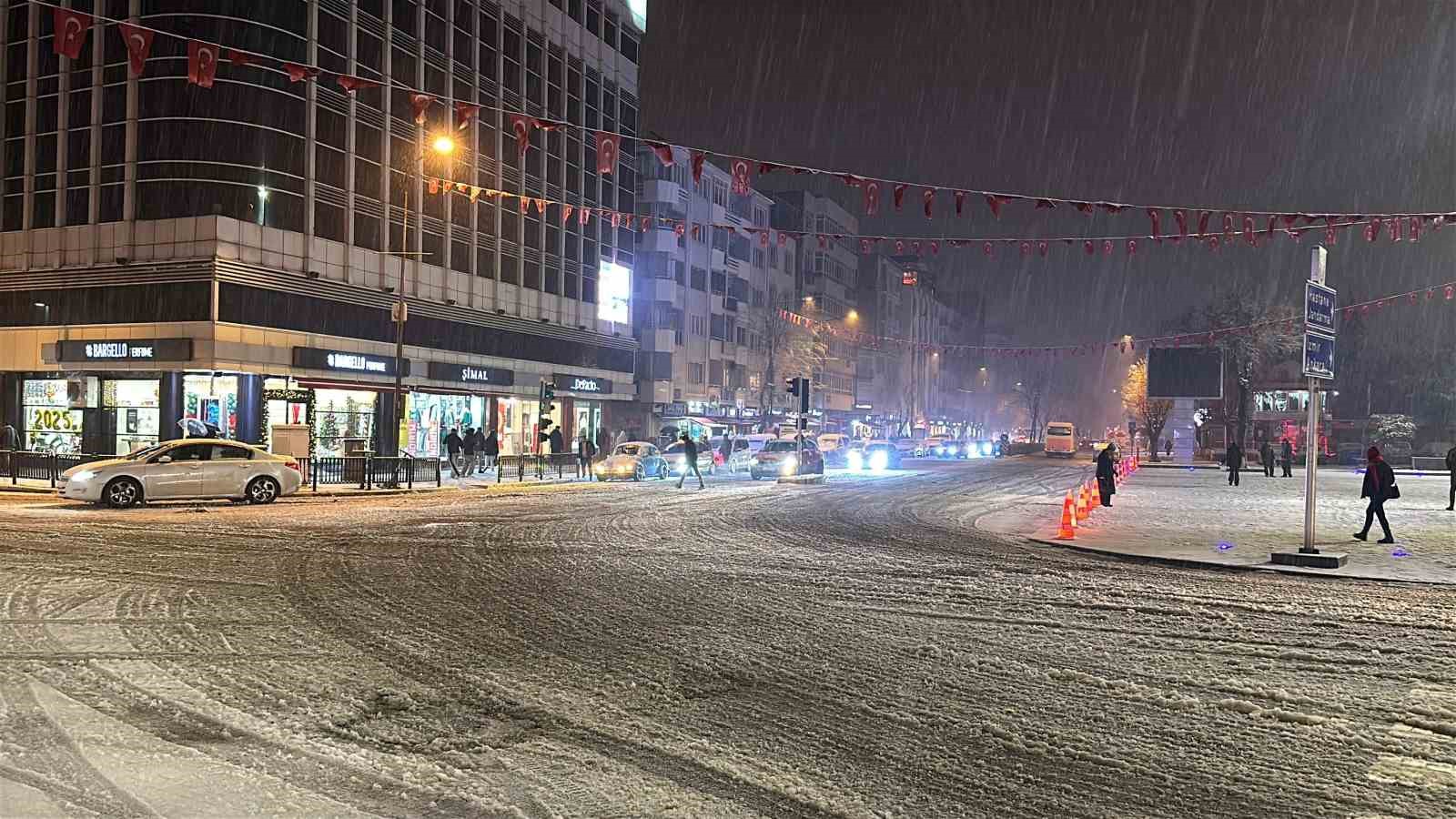 Uşaklılar karın keyfini çıkardı
