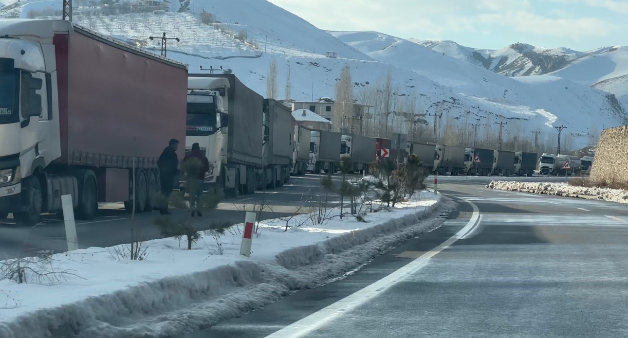 Türkiye-İran sınırında 5 kilometrelik tır kuyruğu
