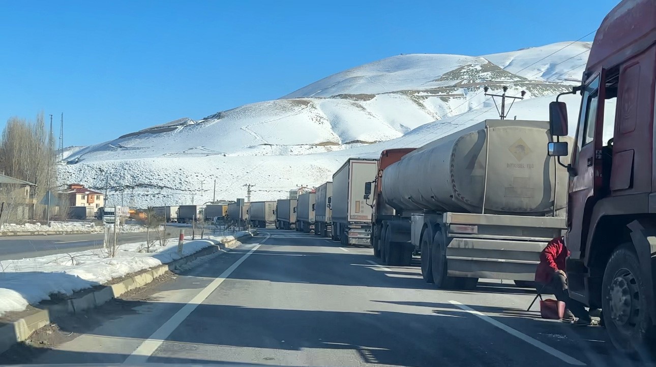 Türkiye-İran sınırında 5 kilometrelik tır kuyruğu
