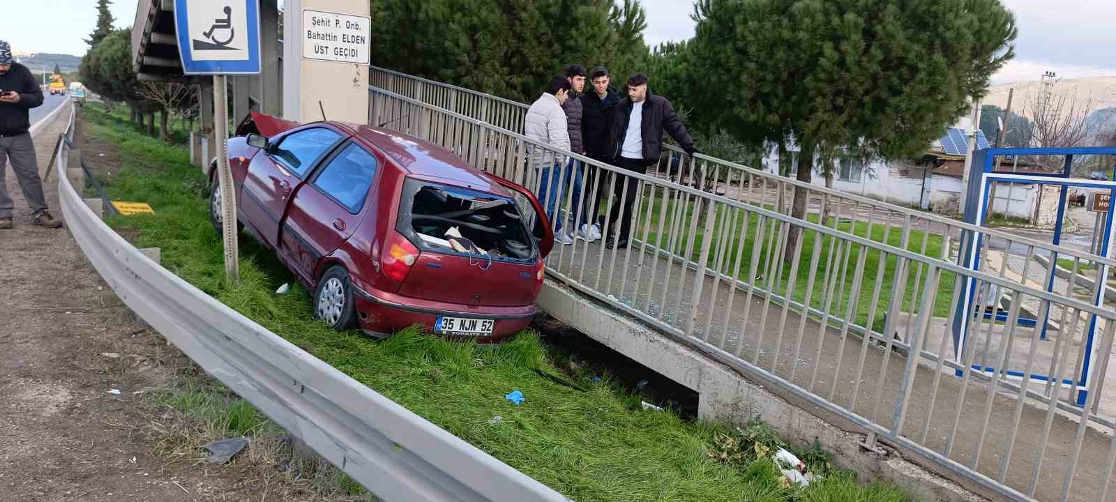 İzmir’de otomobil üst geçide çarptı: 1 ölü, 1 yaralı
