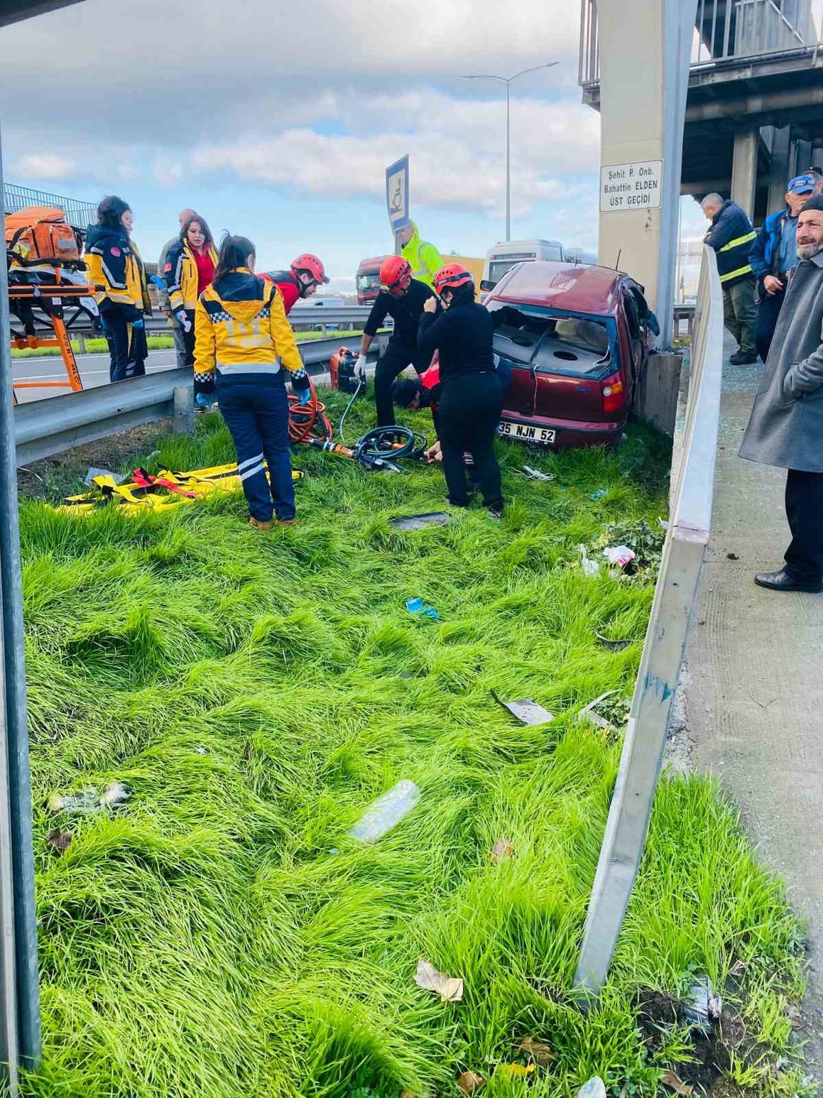 İzmir’de otomobil üst geçide çarptı: 1 ölü, 1 yaralı
