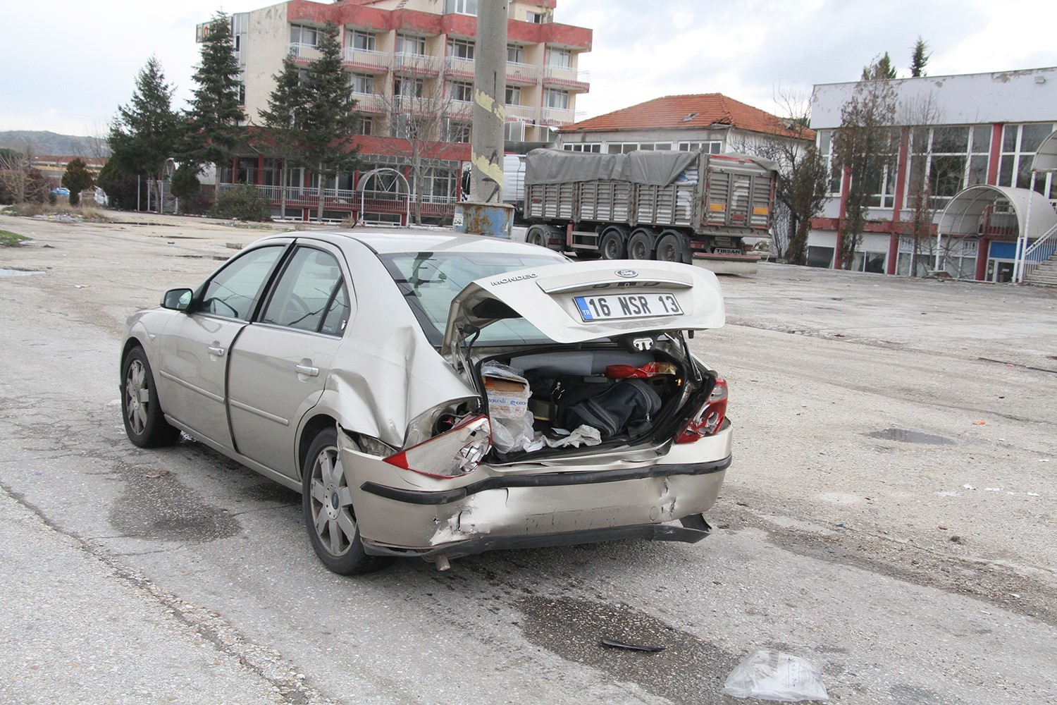 Aynı yöndeki otomobile çarptı: 1 yaralı
