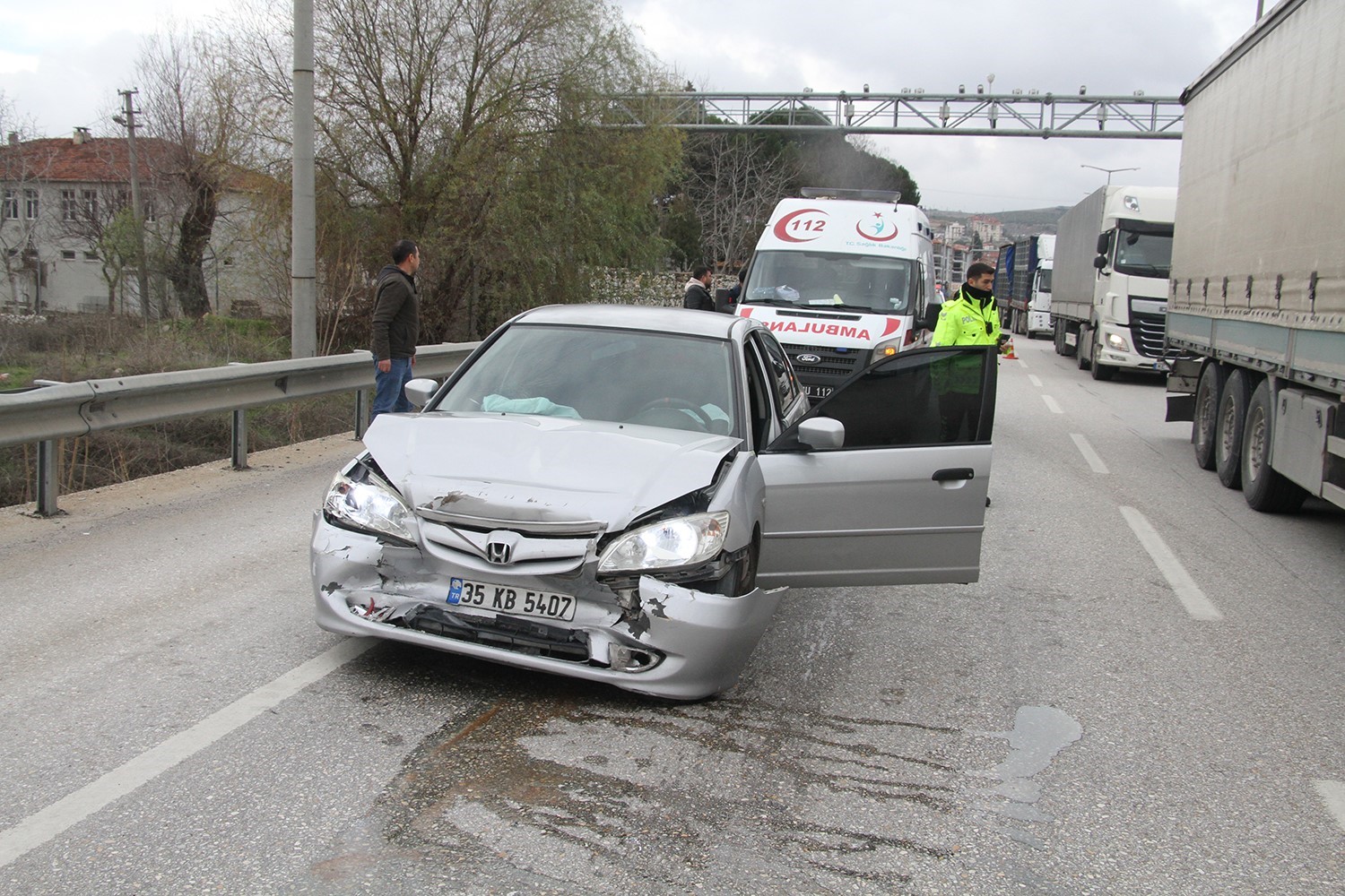 Aynı yöndeki otomobile çarptı: 1 yaralı
