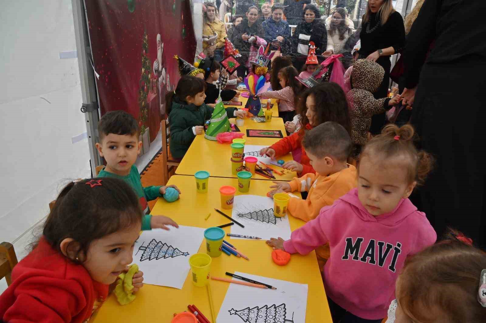 Manisalı çocuklar yeni yıl coşkusunu doyasıya yaşadı
