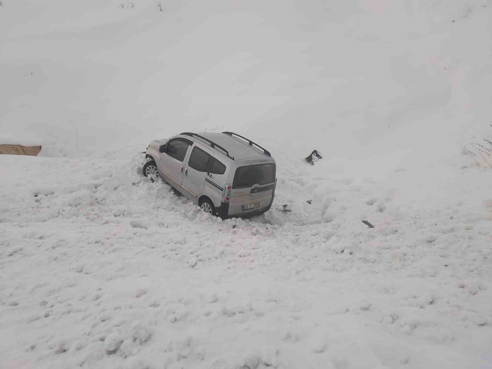 Bingöl’de araç şarampole yuvarlandı: 3 yaralı
