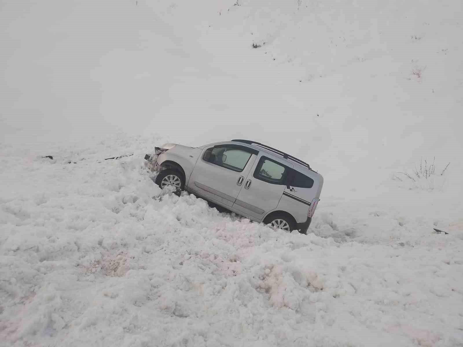 Bingöl’de araç şarampole yuvarlandı: 3 yaralı
