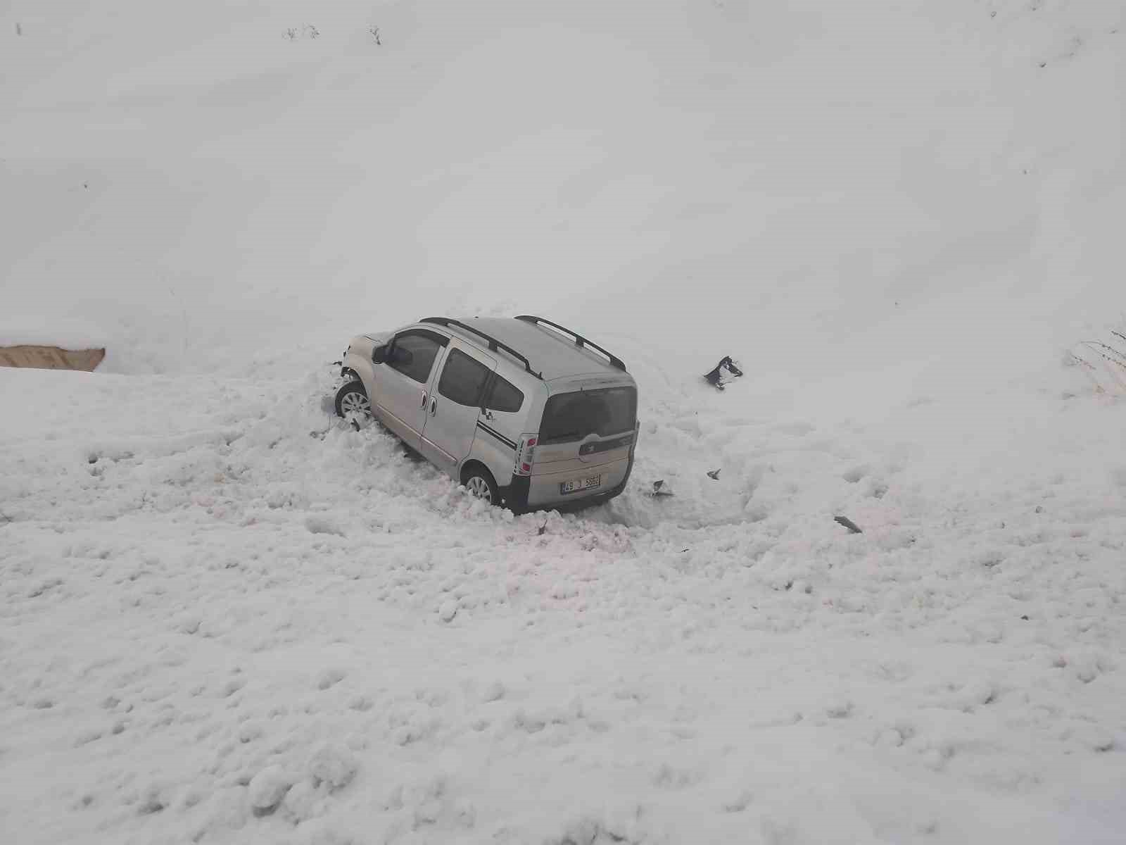 Bingöl’de araç şarampole yuvarlandı: 3 yaralı
