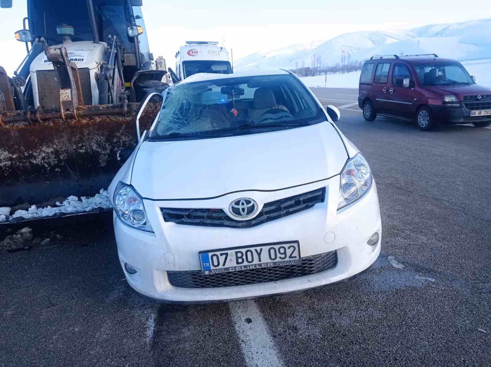 Van’da otomobil ile iş makinesi çarpıştı: 5 yaralı
