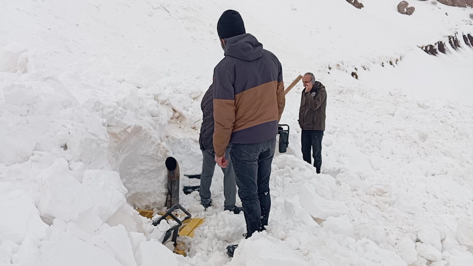 Şırnak’ta çığ düştü, kepçe operatörü ölümden döndü
