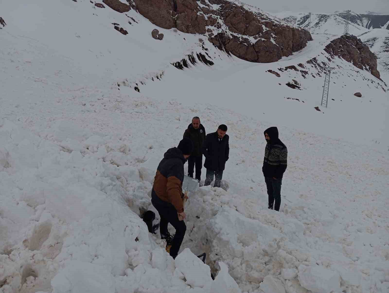 Şırnak’ta çığ düştü, kepçe operatörü ölümden döndü
