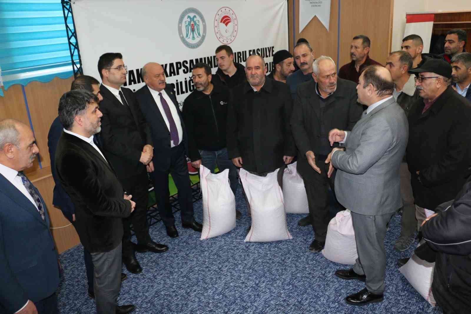 Erzincan’da çiftçilere yerli ve milli tohum dağıtıldı
