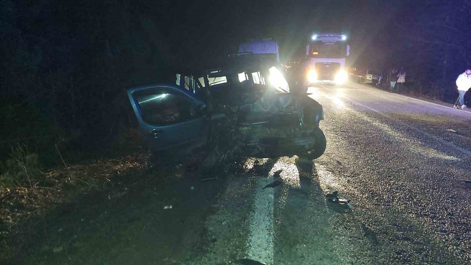 Çanakkale’de iki araç kafa kafaya çarpıştı: 1 ölü, 3 yaralı
