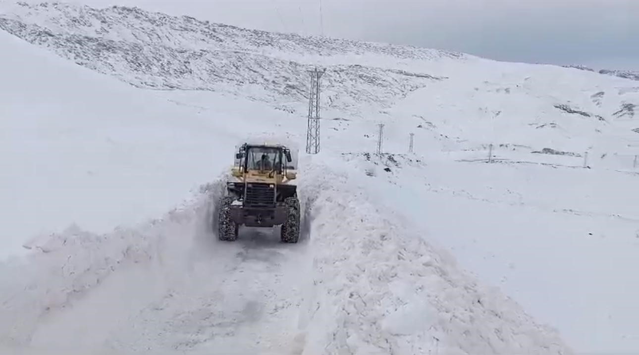 Şırnak’ta kepçe operatörünün ölümden döndüğü çığ anı kamerada
