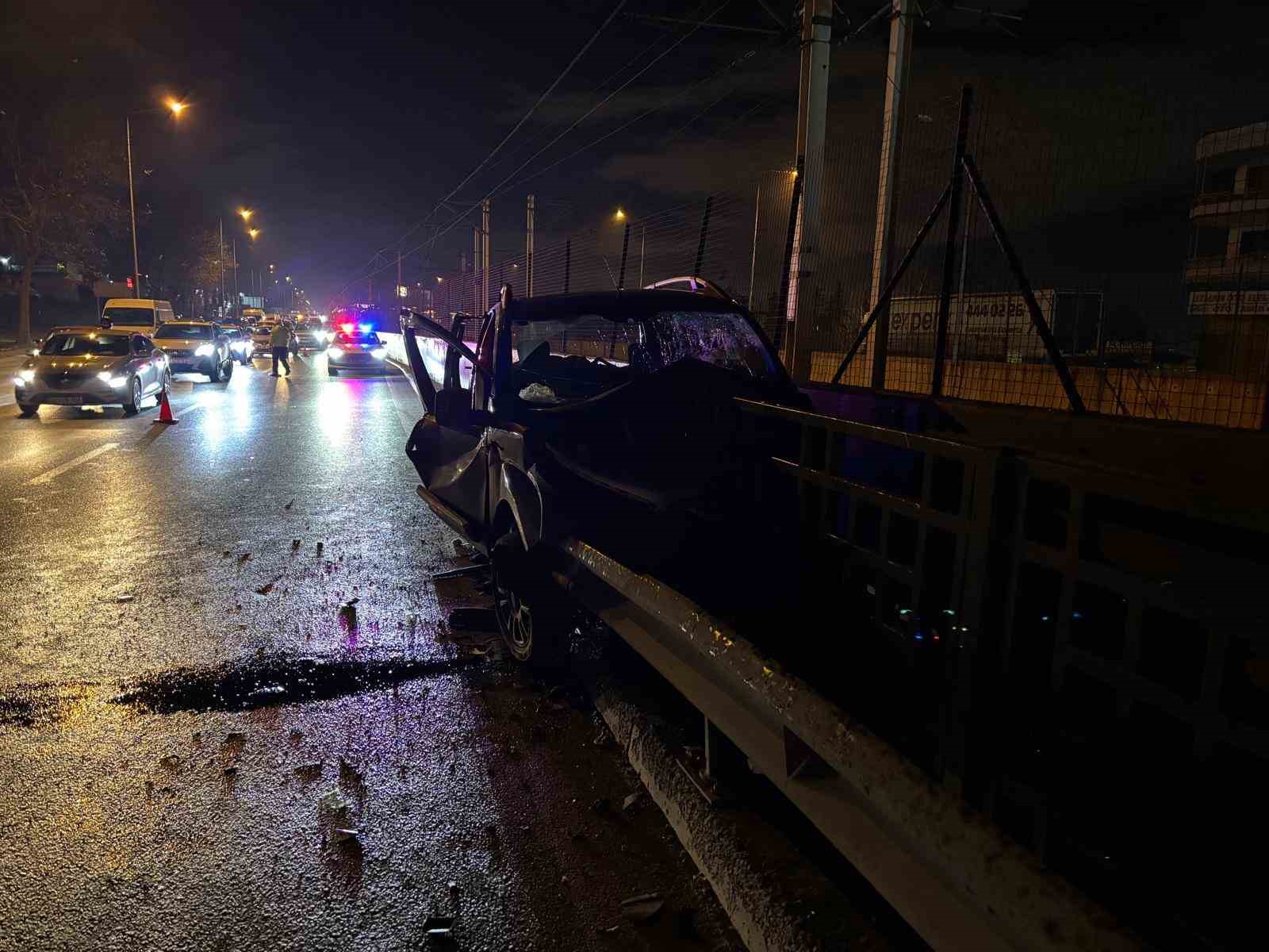 Bursa’da kontrolden çıkan otomobil bariyerlere ok gibi saplandı: 1 yaralı
