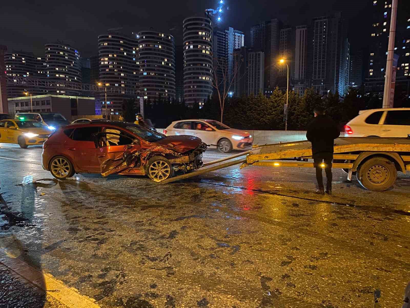 Üsküdar’da 3 araçlı zincirleme kaza: 5 yaralı
