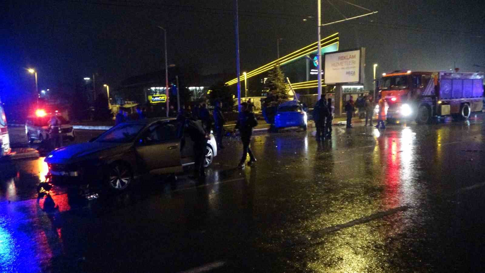 Malatya’da feci kaza... Kavşakta çarpışan 2 araç hurdaya döndü: 4 yaralı
