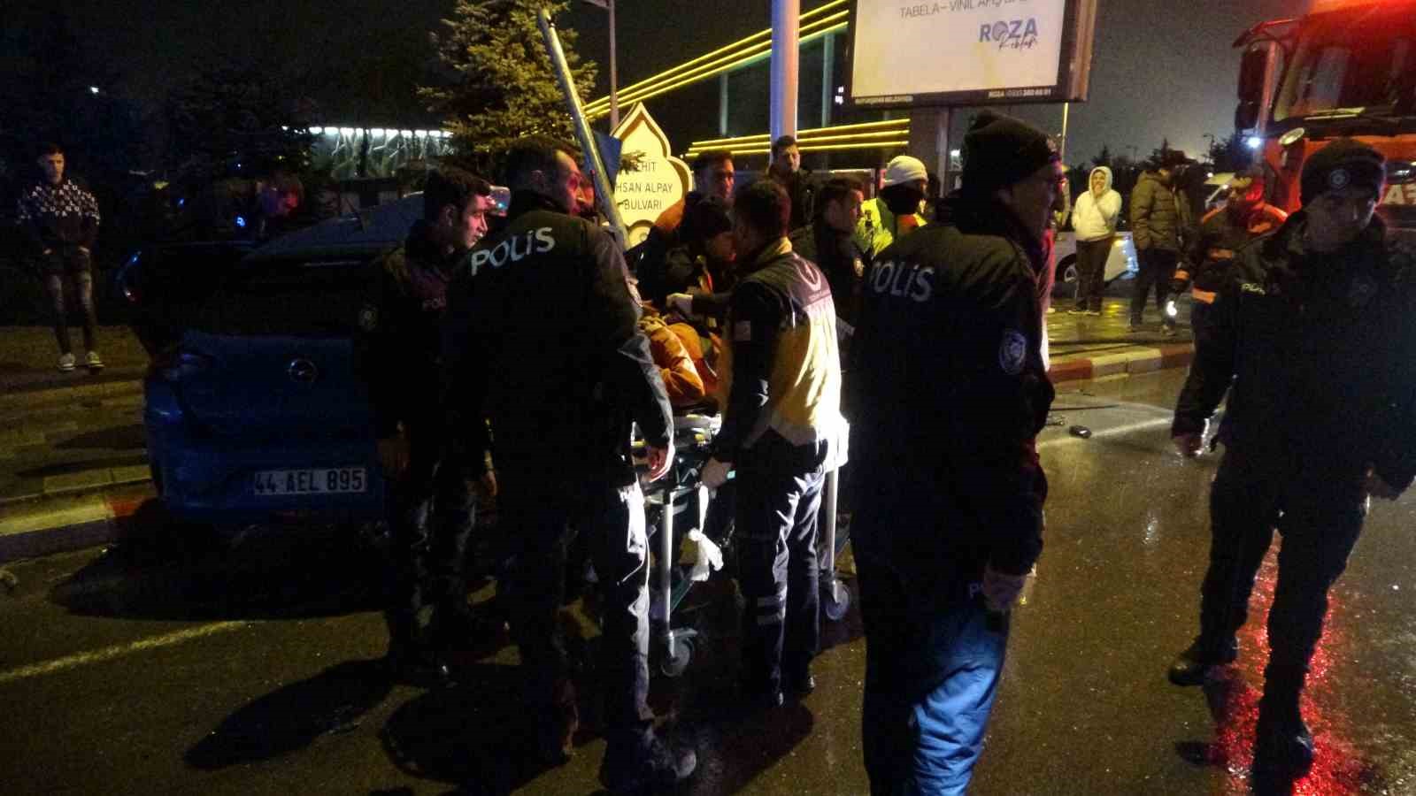 Malatya’da feci kaza... Kavşakta çarpışan 2 araç hurdaya döndü: 4 yaralı
