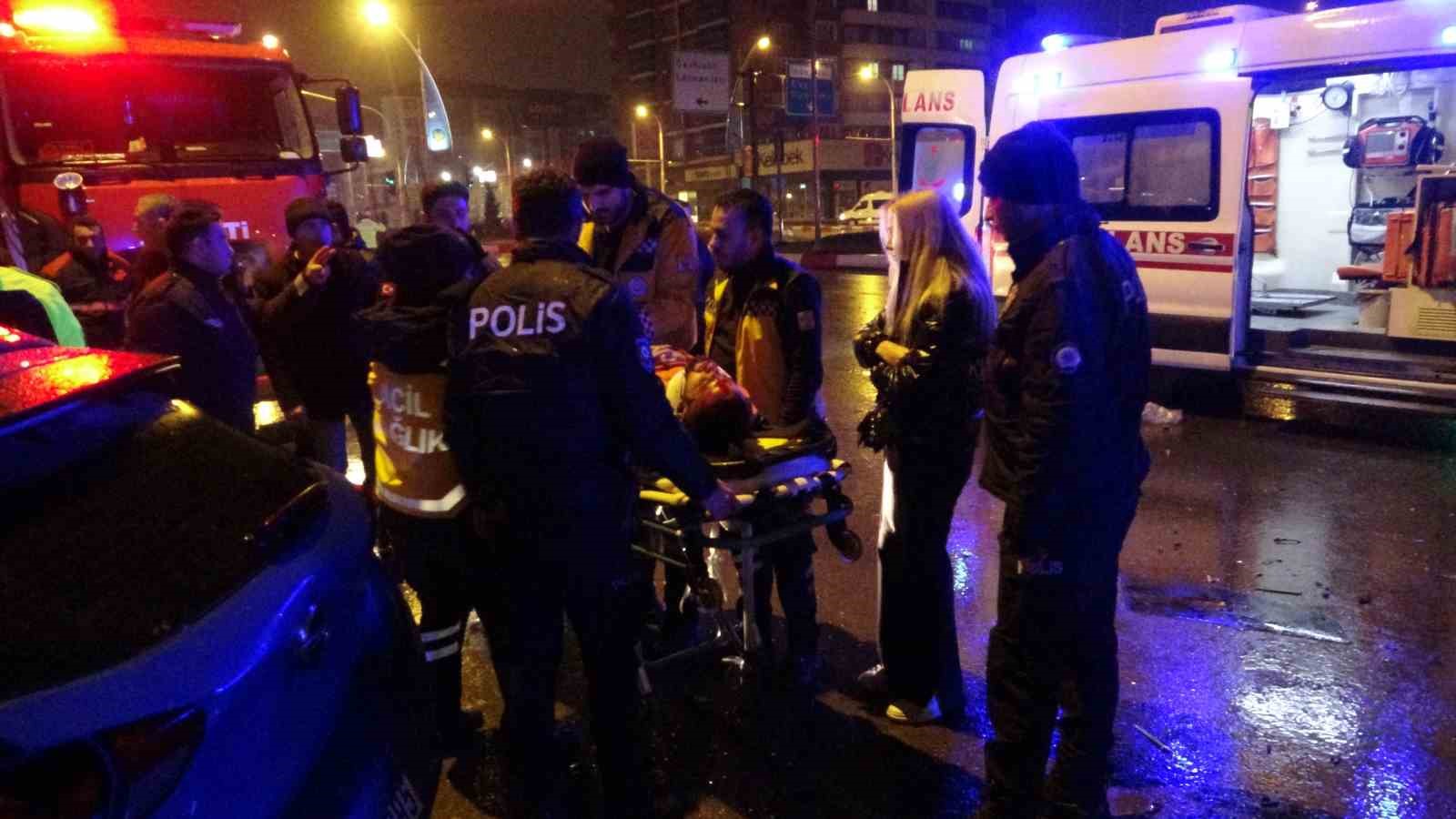 Malatya’da feci kaza... Kavşakta çarpışan 2 araç hurdaya döndü: 4 yaralı
