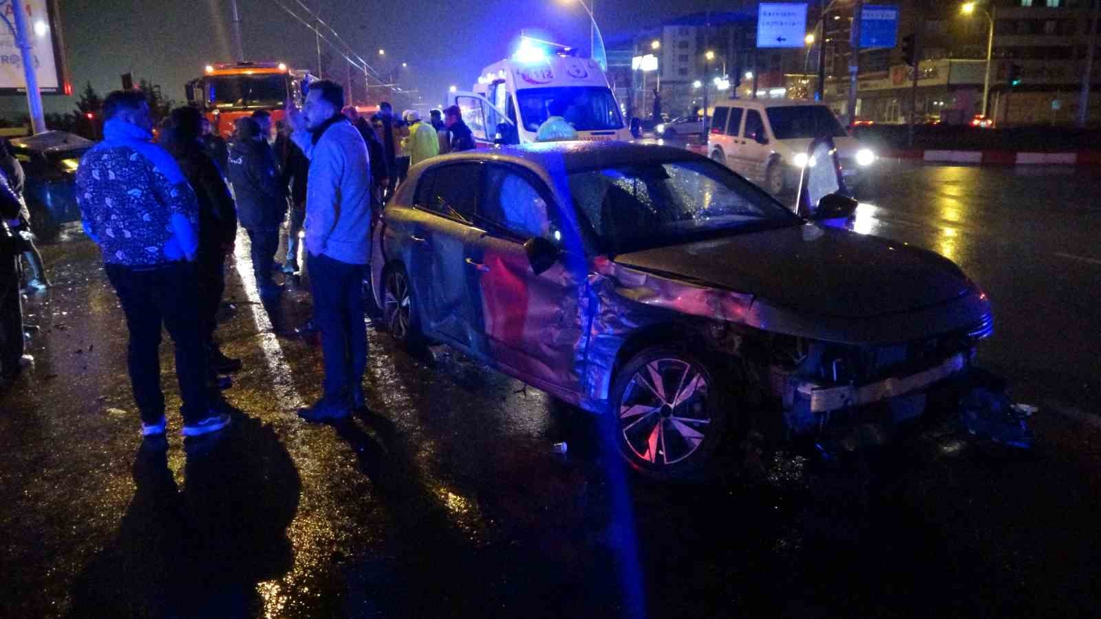 Malatya’da feci kaza... Kavşakta çarpışan 2 araç hurdaya döndü: 4 yaralı
