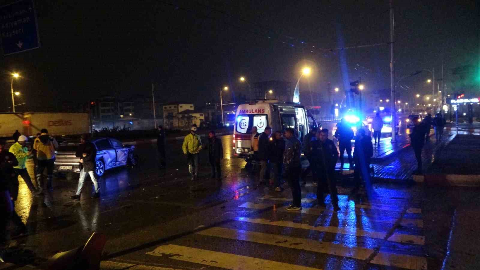 Malatya’da feci kaza... Kavşakta çarpışan 2 araç hurdaya döndü: 4 yaralı
