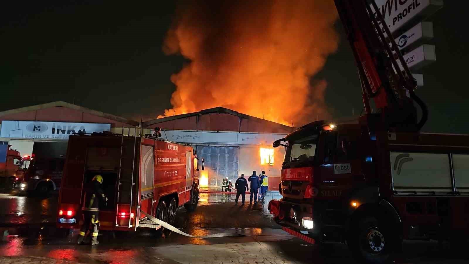 Kayseri’deki fabrika yangını 3 saatte söndürüldü
