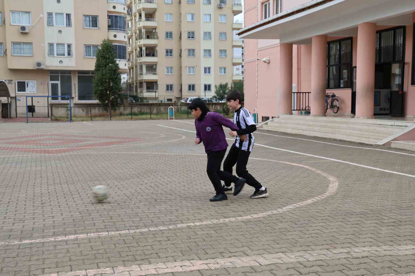 Okul bahçesine giren köpek öğrencilerle maç yaptı
