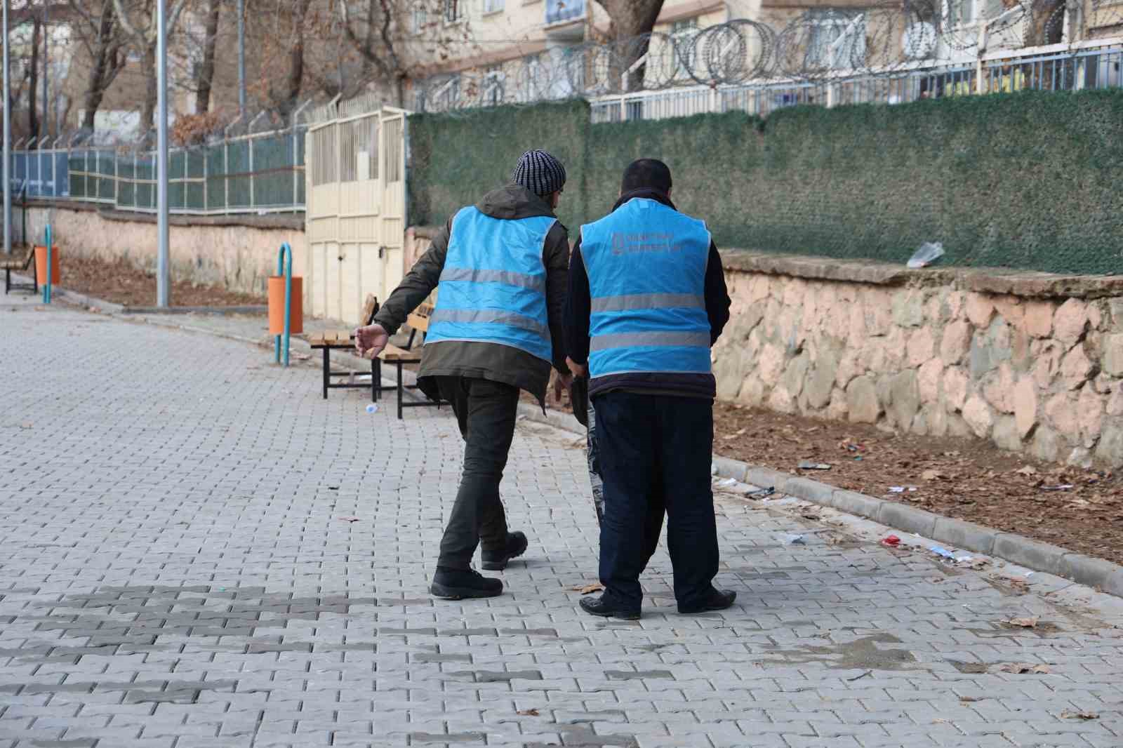 Elazığ’da yükümlüler okulu temizledi
